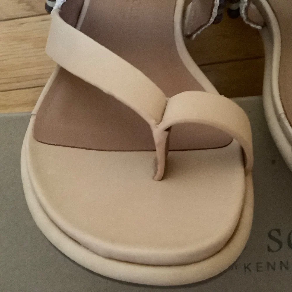 Gentle Souls Lentini Beaded Toe Loop Sandal Tan Leather SZ 9